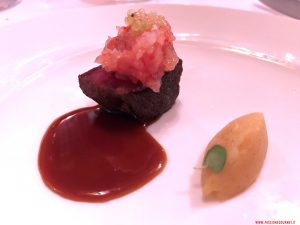 Maiale nero, salsiccia di gamberi rossi, estratto di radice di liquirizia e mela cotta al forno, Dolomieu, Madonna di Campiglio