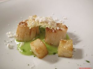 Capasanta, emulsione di pera e dragoncello, radice di sedano arrostita, zenzero, Emmenthal, Porticciolo 84, Lecco