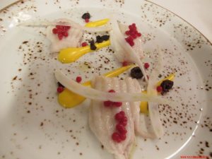 Razza, salsa olandese, caviale di lampone, olive taggiasche croccanti e finocchio, Porticciolo 84, Lecco