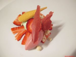 Bavarese di fragole, savoiardo allo zafferano, gelato di yogurt e menta, Porticciolo 84, Lecco